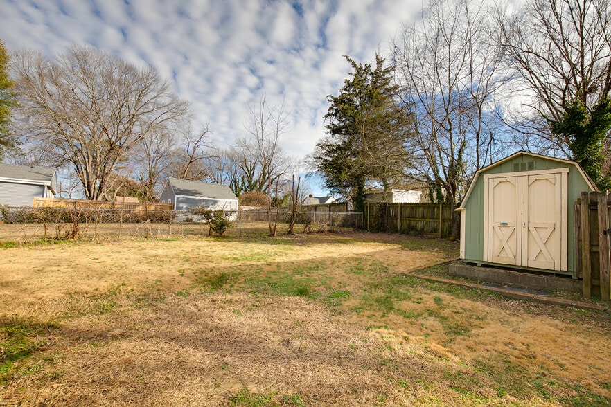 Building Photo - 2629 Dellrose Ave