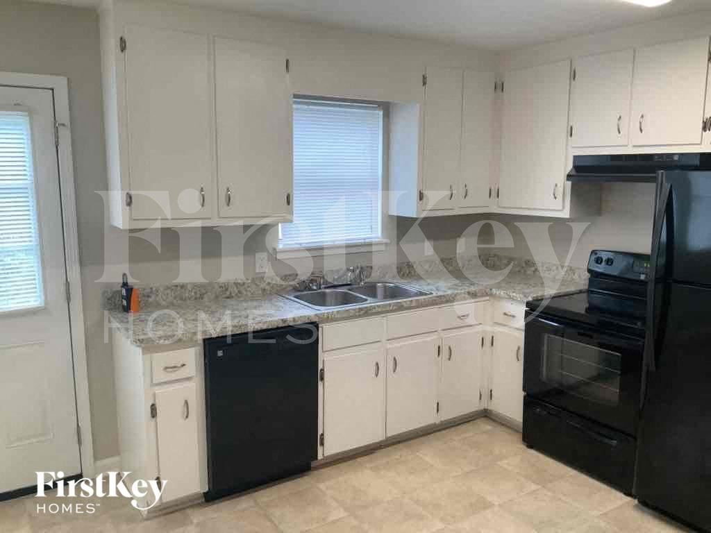 Building Photo - 990 Green Valley Dr NW
