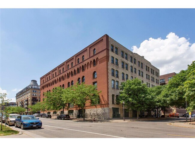 Building Photo - 400 N 1st St