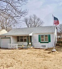 Building Photo - Charming Southeast 3 Bedroom, 1 Bathroom w...