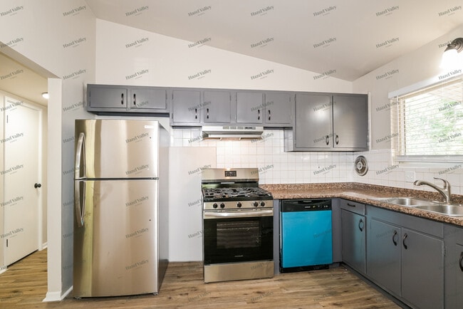 Building Photo - 380 Moule Dr