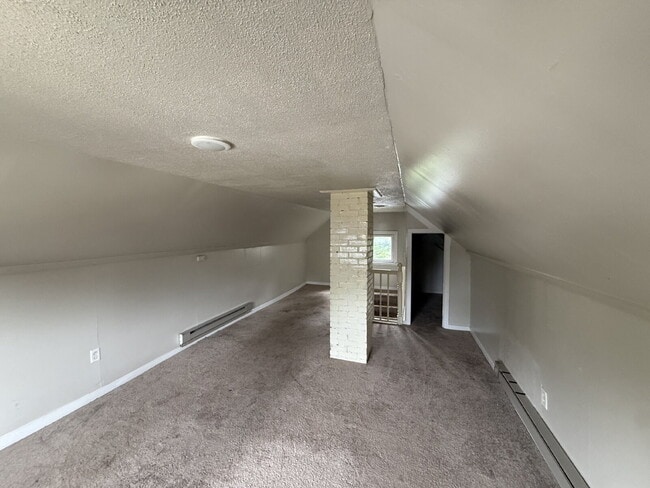 Building Photo - 4BR/2BA SE Side Single-family Home