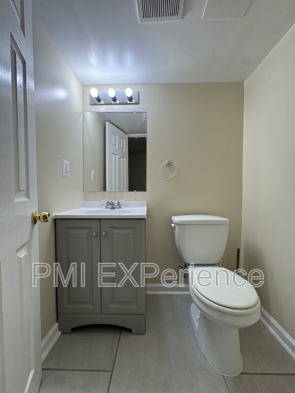 Building Photo - 2067 Chadwick Terrace