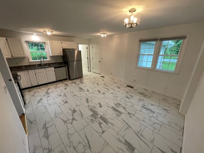 Building Photo - Beautiful Home Large Garage Highly Desired For Rent