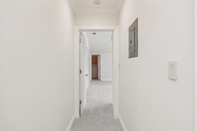 Building Photo - Beautiful, Old-World-style Home in the Heart of Central Menlo Park