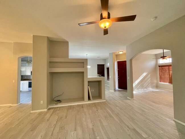 Building Photo - 686 W Del Rio St