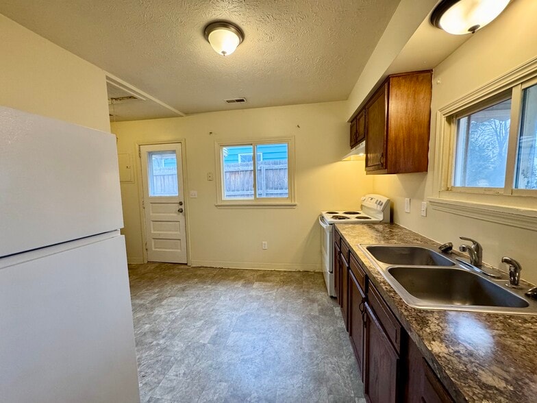 Building Photo - 1062 Merton Ave