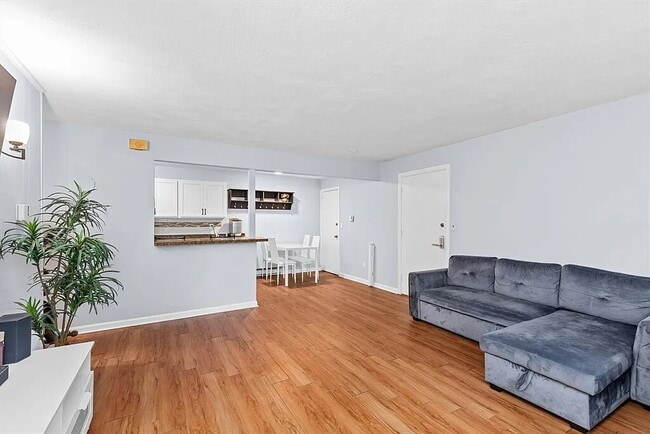 Building Photo - "Charming 1-Bedroom Retreat with Modern Co...