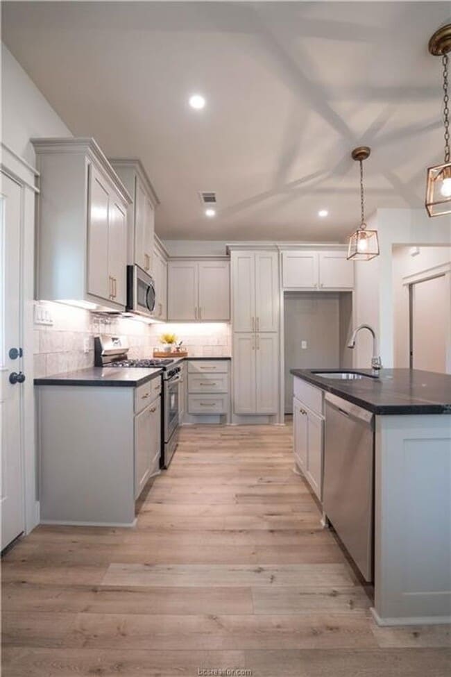 Building Photo - AUGUST 2026 PRE-LEASE!! Stunning Remodeled...