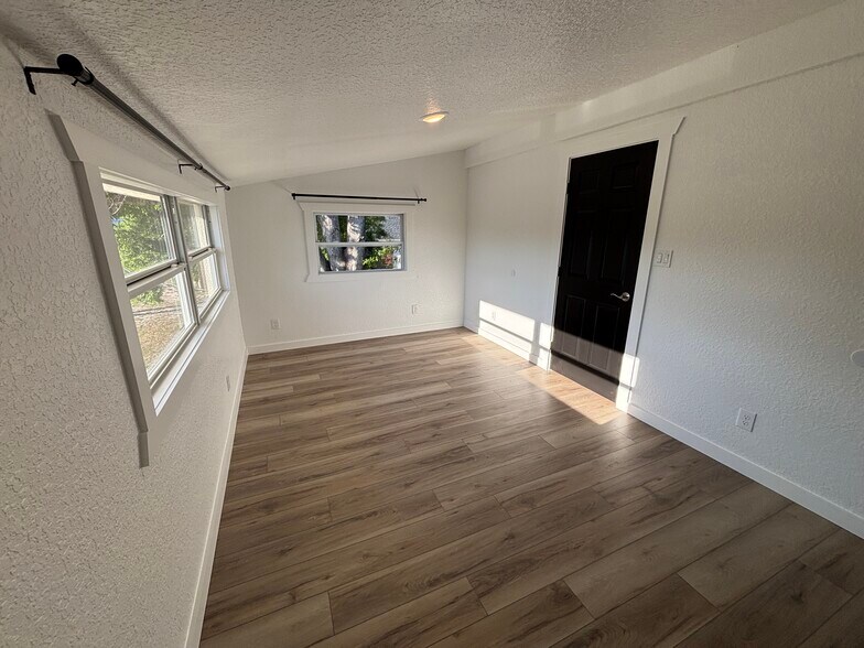 Building Photo - 150 S Nekoma Ave