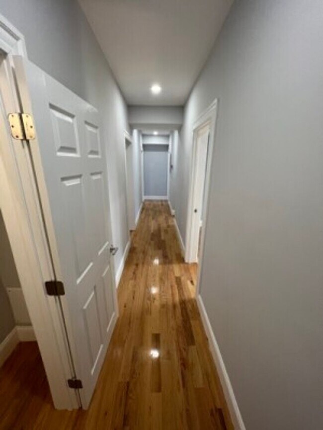 Building Photo - Beautiful Porter/Harvard 2 bedroom apartme...