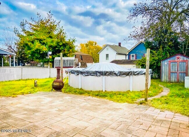 Building Photo - 341 David St