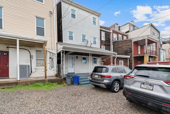 Building Photo - 2 bed 1 bath - all updated, central air, laundry, great location