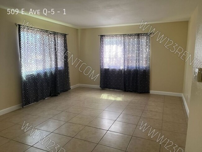 Building Photo - 2BD/1BTH 1st and 2nd FLOOR APARTMENT EAST ...