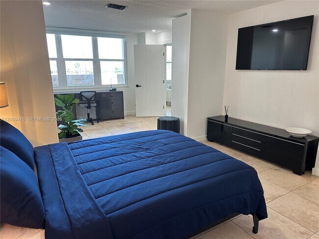 Building Photo - 6039 Collins Ave