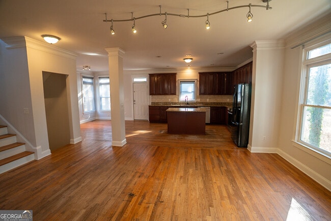 Building Photo - 901 Custer Ave SE