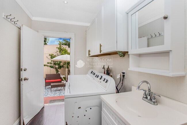 Building Photo - 2720 Bellaire Pl