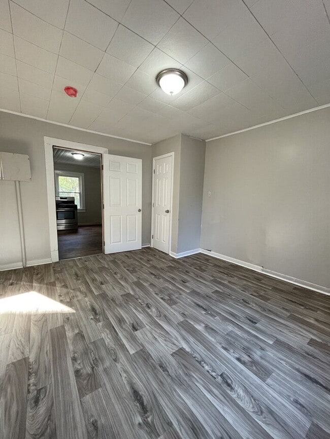 Building Photo - 419 Douglas St