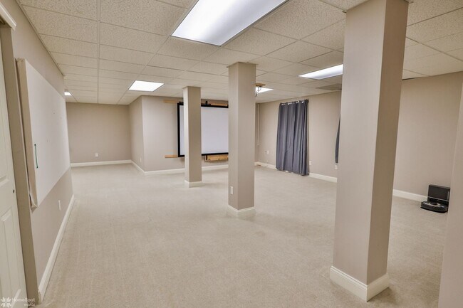Building Photo - Beautifully maintained, energy-efficient f...