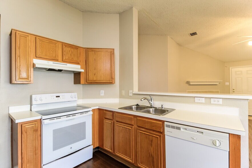 Building Photo - 833 Beaver Creek Dr