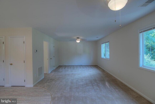 Building Photo - 5105 Shore Dr