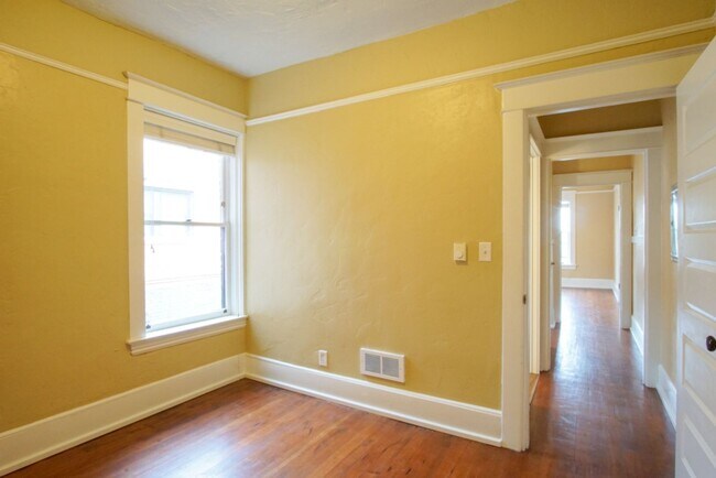 Building Photo - Gorgeous Humboldt Classic: Top Floor 1 Bedroom!
