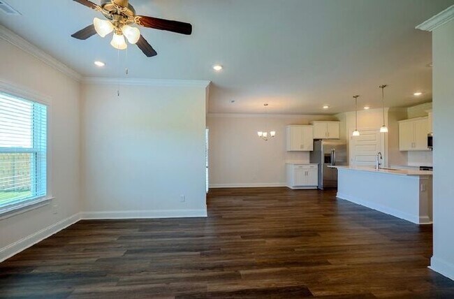 Building Photo - Fenced yard, great location