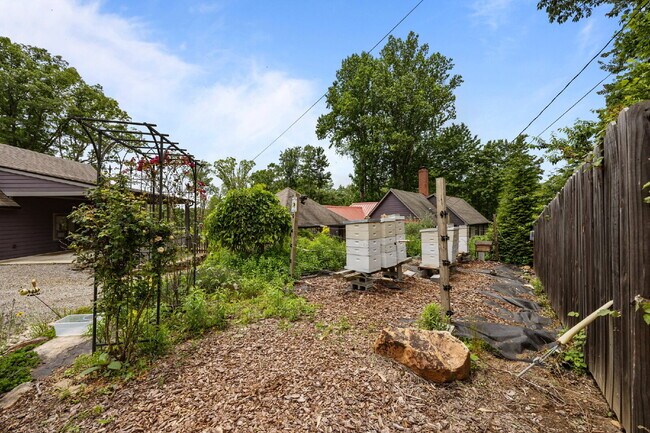 Building Photo - Charming Furnished Estate with Full-Servic...