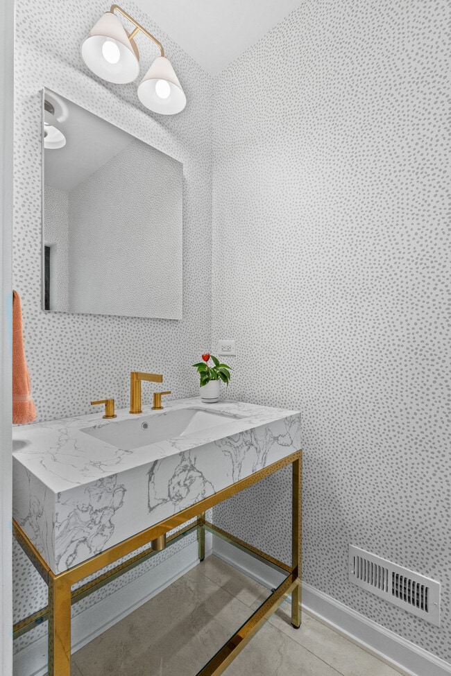 Building Photo - 9526 Lawndale Ave