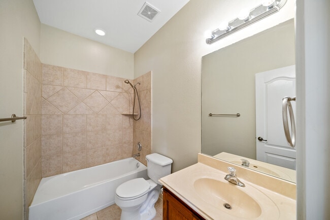 Building Photo - Spacious 4-Bed Luxury Home with Chef’s Kitchen, Fenced Yard, and 3,528 sq ft in Helotes