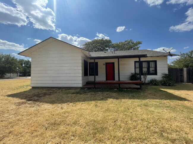 Primary Photo - Beautiful Cozy Farm House