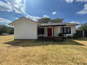 Building Photo - Beautiful Cozy Farm House