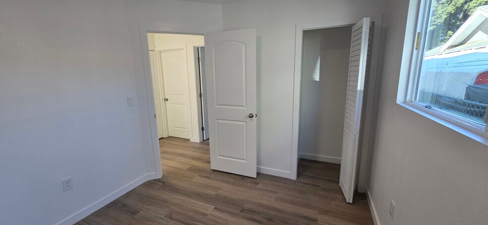 Building Photo - 1428 E 54th St