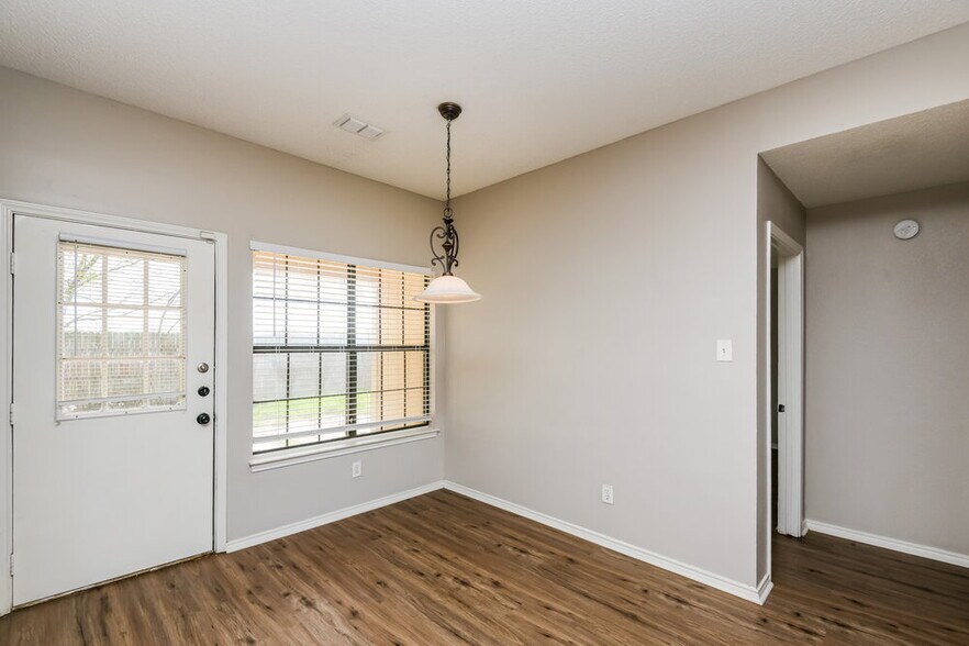 Building Photo - 804 Brittany Dr