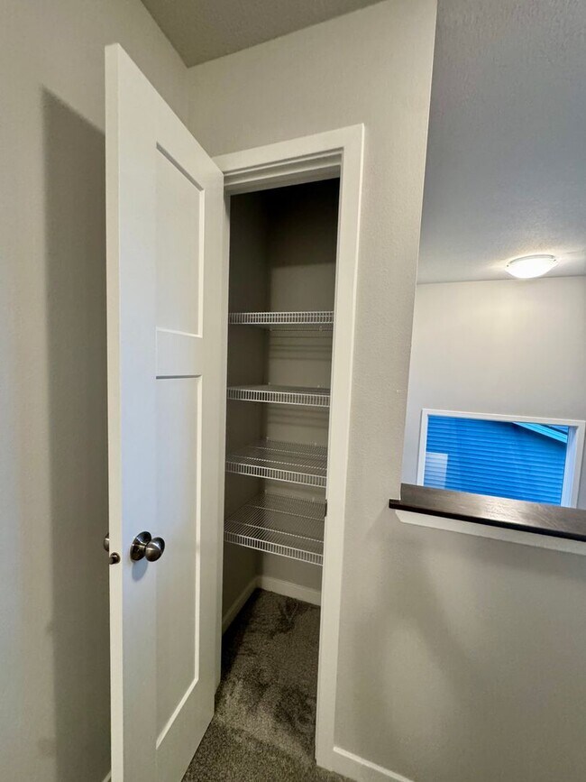 Building Photo - FREE RENT SPECIAL!  3 bedroom 2.5 bath Sin...
