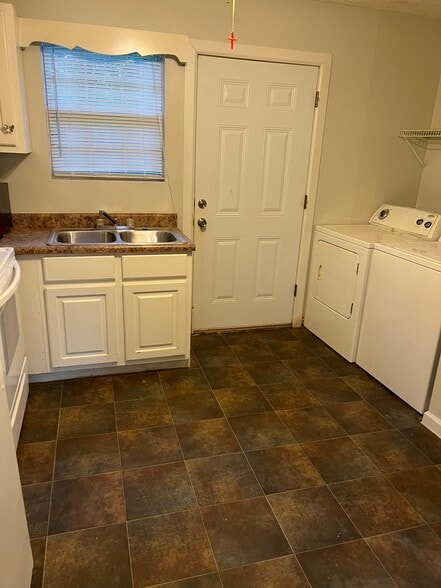 Building Photo - 1804 Droke Rd