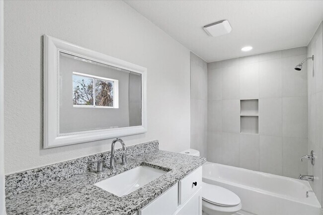 Building Photo - 404 S Murray St