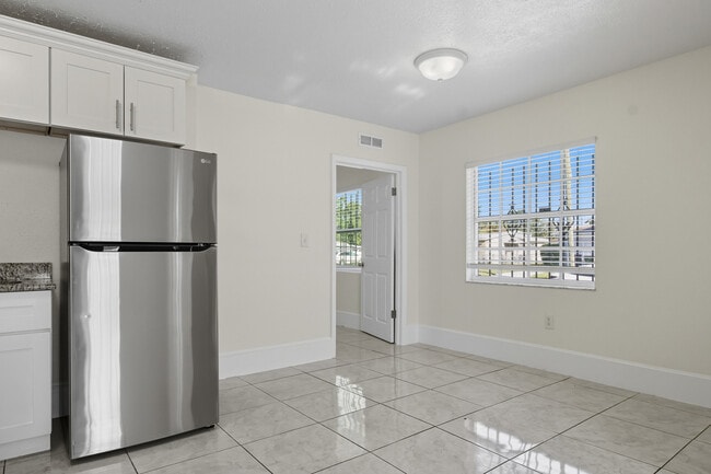 Building Photo - 1324 W Nassau St