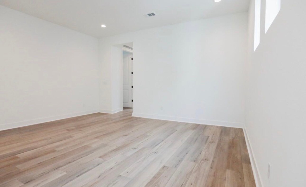 Building Photo - 440 Chorus