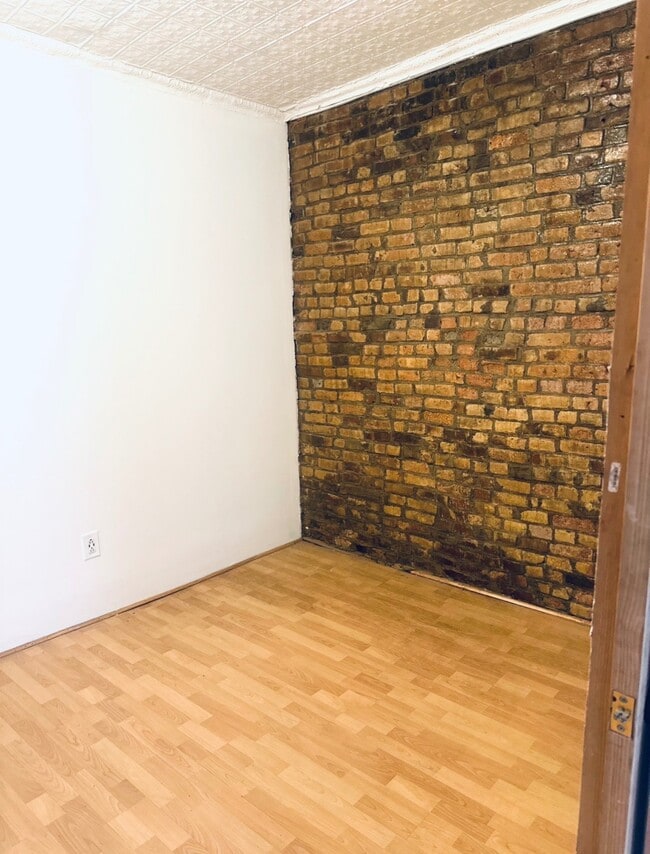 Building Photo - 144 W 9th St