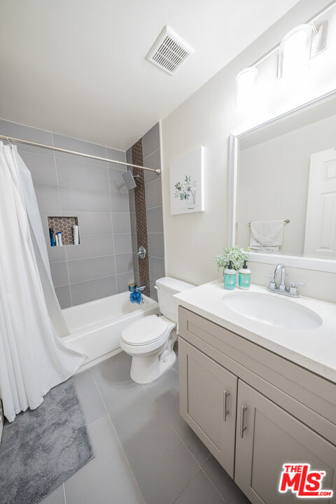 Building Photo - 15425 Sherman Way