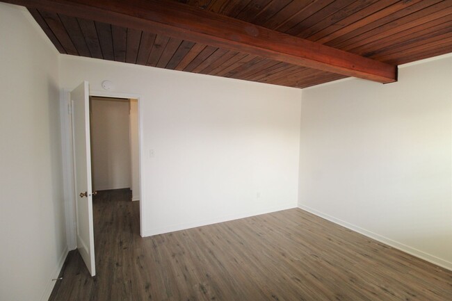 Building Photo - Quaint Santa Paula Home