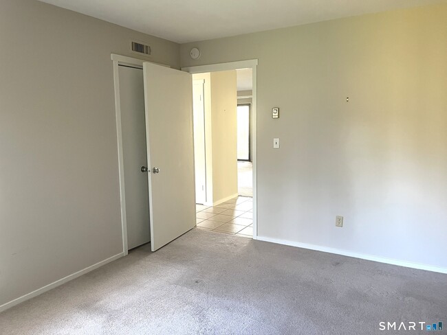 Building Photo - 725 Heritage Vlg