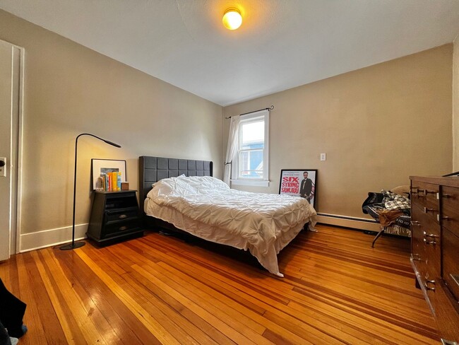 Building Photo - Amazing Location for a 2-Bedroom, 1-Bathroom Duplex Unit!