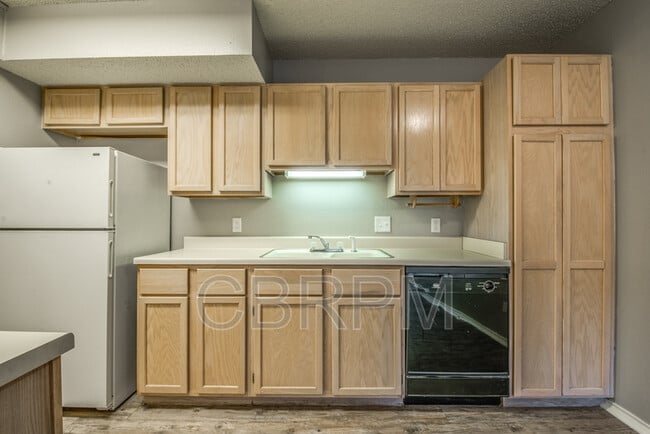 Building Photo - 5330 Kenosha Ave