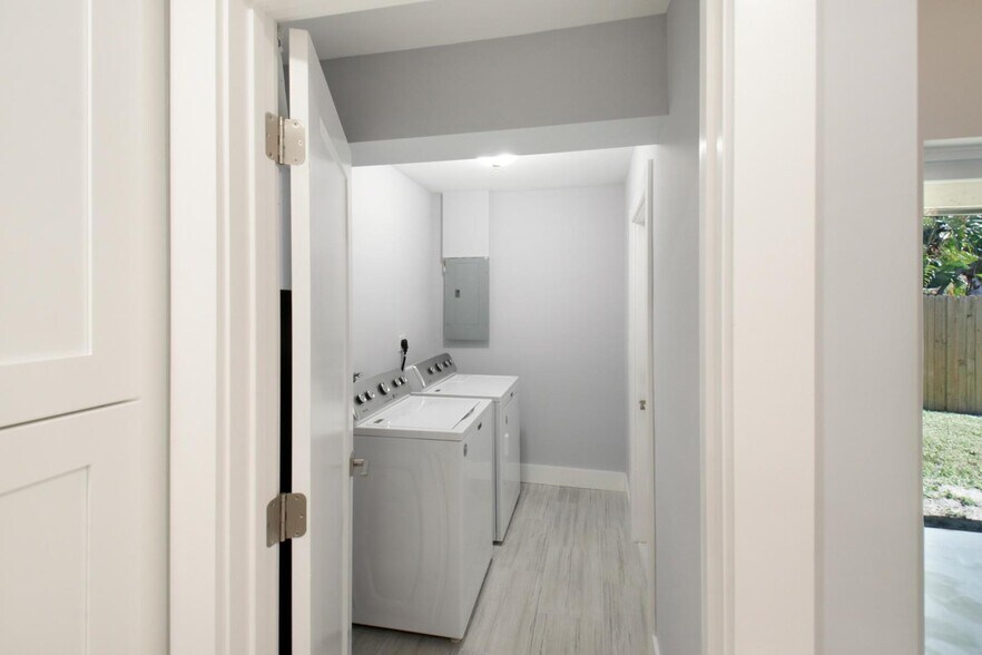 Building Photo - 9126 Roan Ln