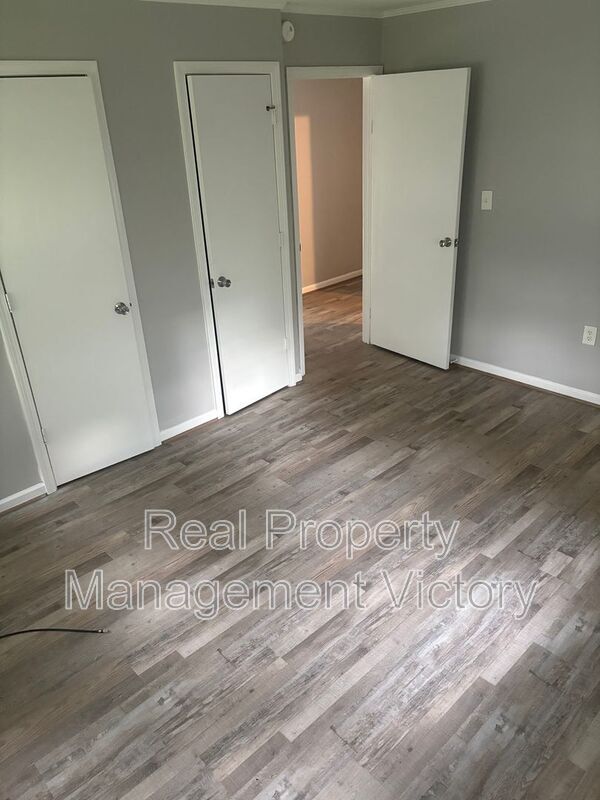 Building Photo - 205 Pinewood Ave
