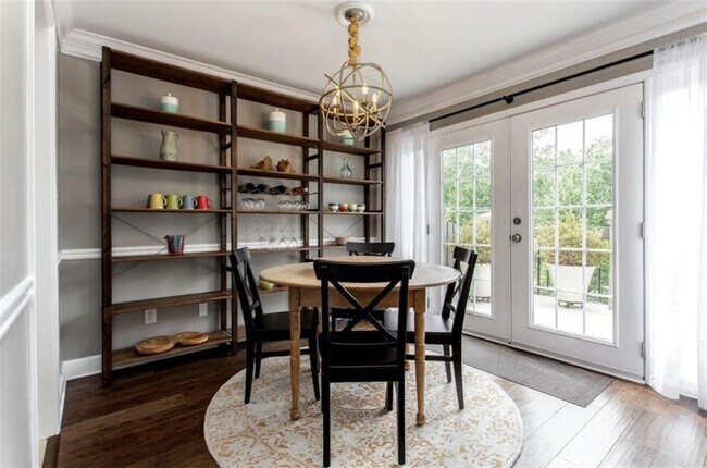 Building Photo - 6980 Roswell Rd