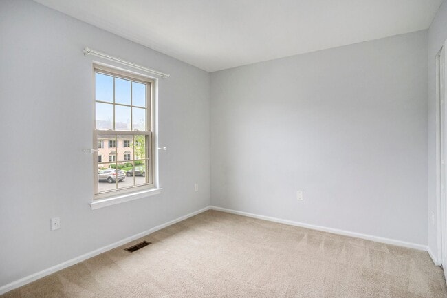 Building Photo - Beautiful Spacious Townhome