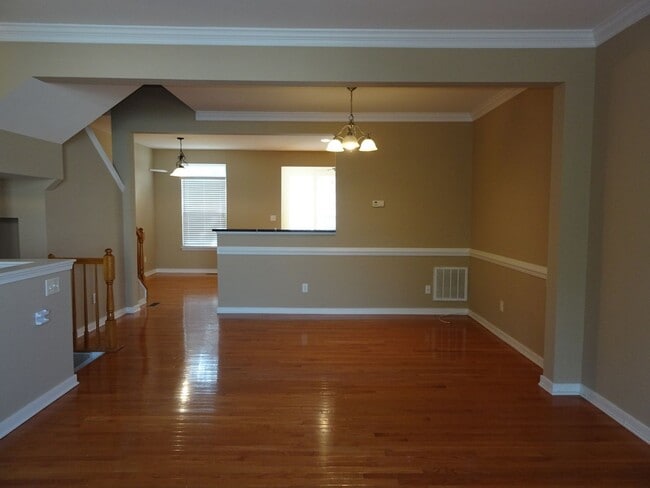 Building Photo - 4 Bedroom 3.5 Bath 3 Story Townhome for Re...